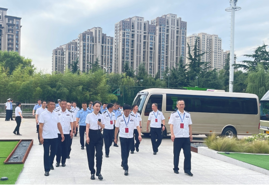 熱烈歡迎公安部交管局領(lǐng)導(dǎo) 蒞臨青島東達(dá)建材集團